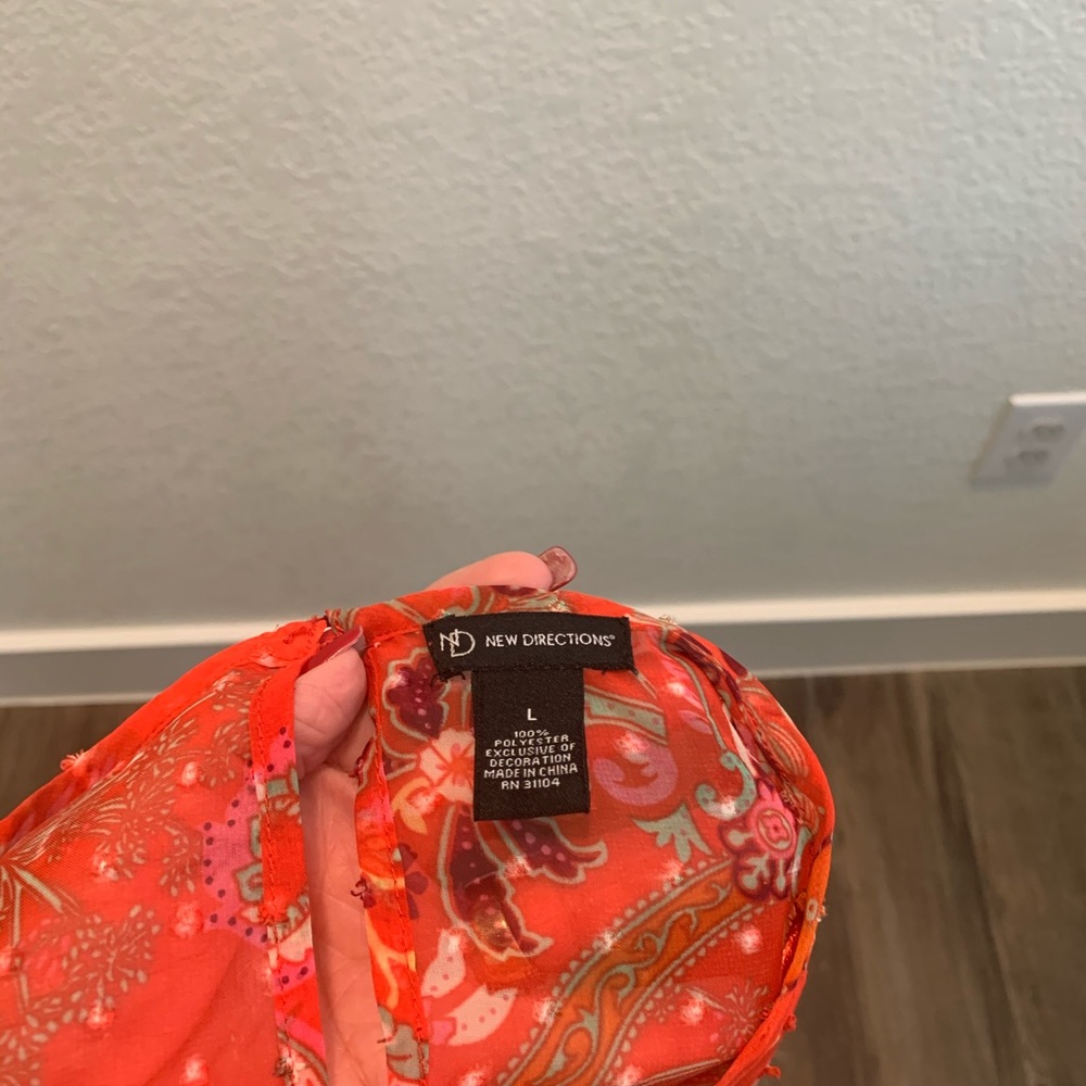 Woman’s blouse with flowy sleeves - Picture 2 of 3